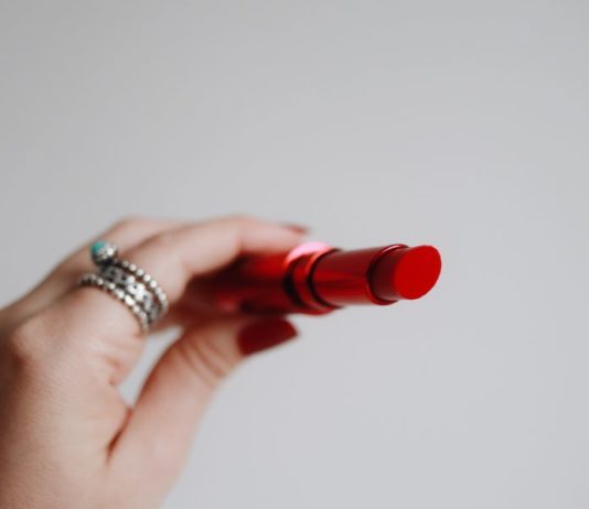 5 Mistakes To Avoid While Applying A Red Lip Color