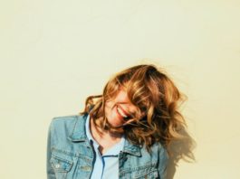 6 Simple Ways To Get Heatless & Bouncy Curls