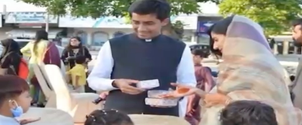 pakistani couple feed street children walima