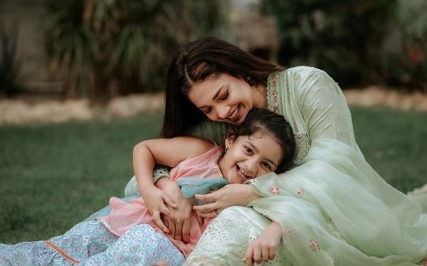 sanam jung teaching daughter Quran