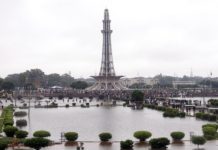 female tiktoker blames victim minar-e-pakistan