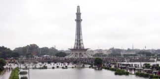 female tiktoker blames victim minar-e-pakistan
