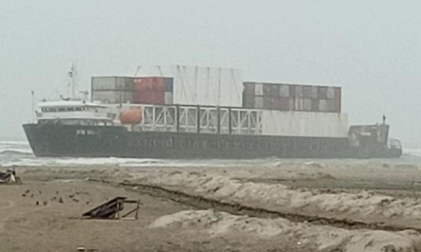 stranded cargo ship pakistanis
