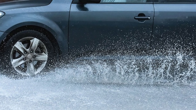 heavy braking in bad weather safety tip