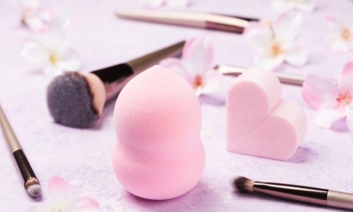 Make Up Brush vs Make Up Sponge - Which One Is A Better Applicator?