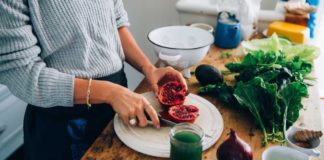 3 Ways To De-Seed A Pomegranate In Just One Minute