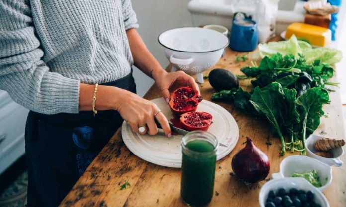 3 Ways To De-Seed A Pomegranate In Just One Minute