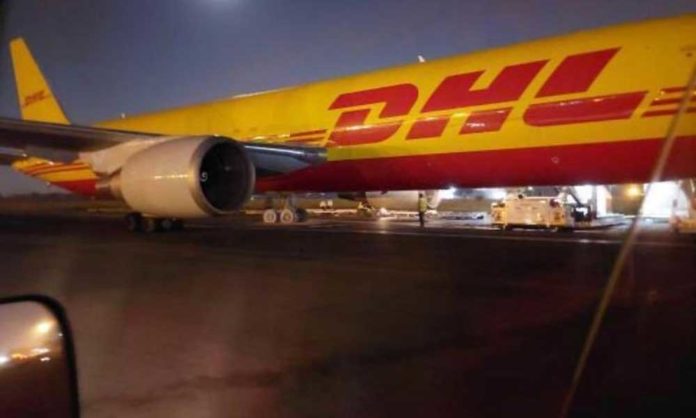 DHL plane