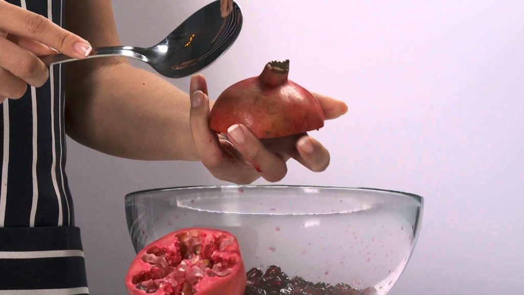3 Ways To De-Seed A Pomegranate In Just One Minute