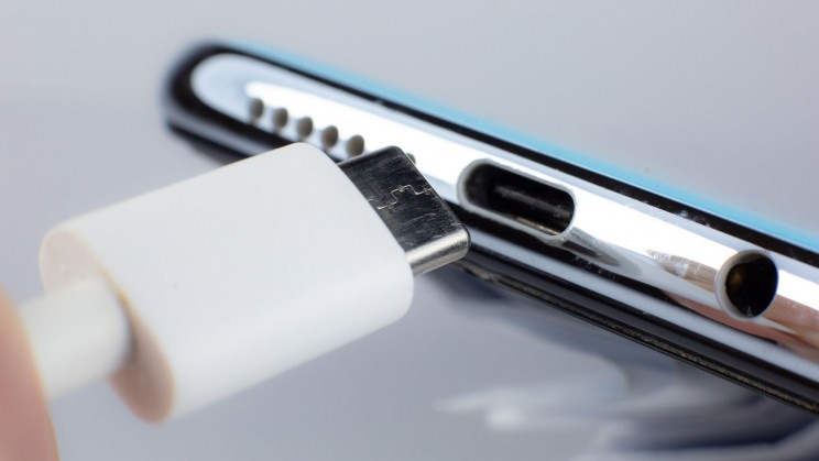 apple and iphone with a USB C port