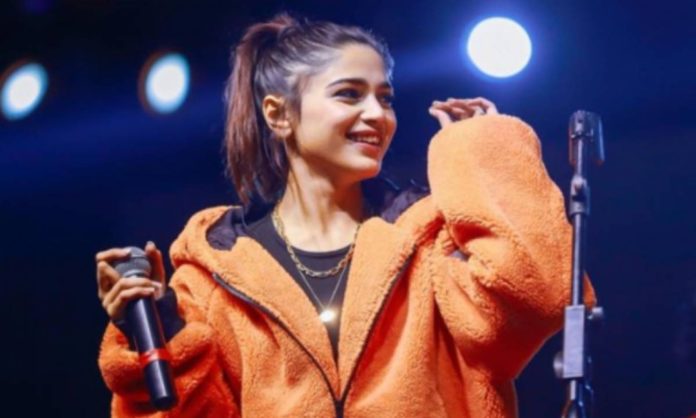 aima baig lashes out crowd