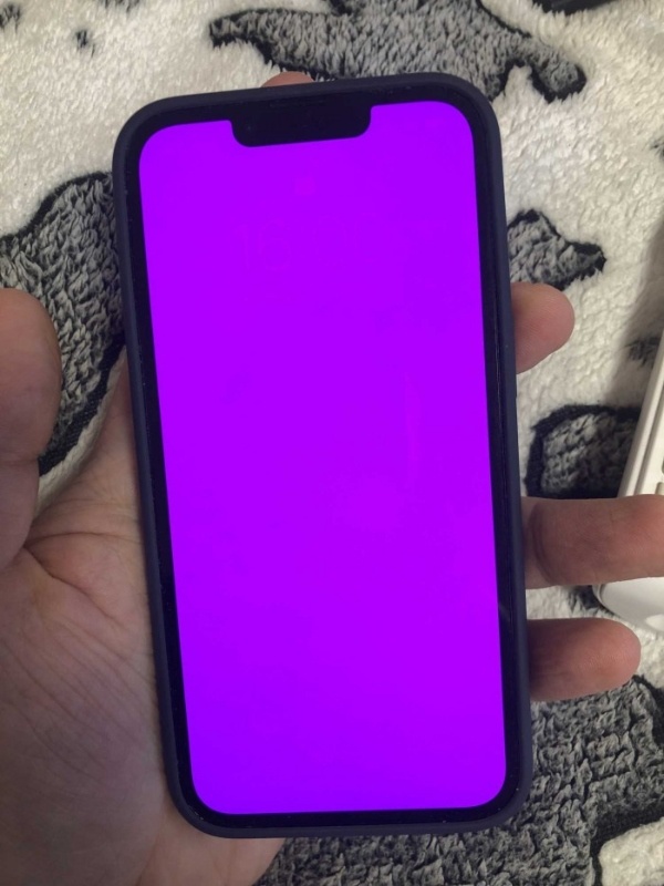 iphone 13 displays pink