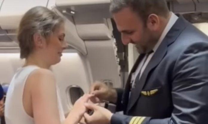 Pilot Surprises Passenger With In-flight Marriage Proposal