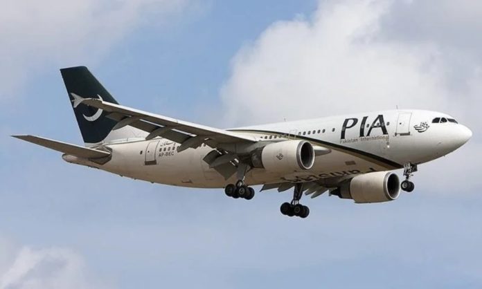 PIA Plane's Bizzare Encounter On The Runway