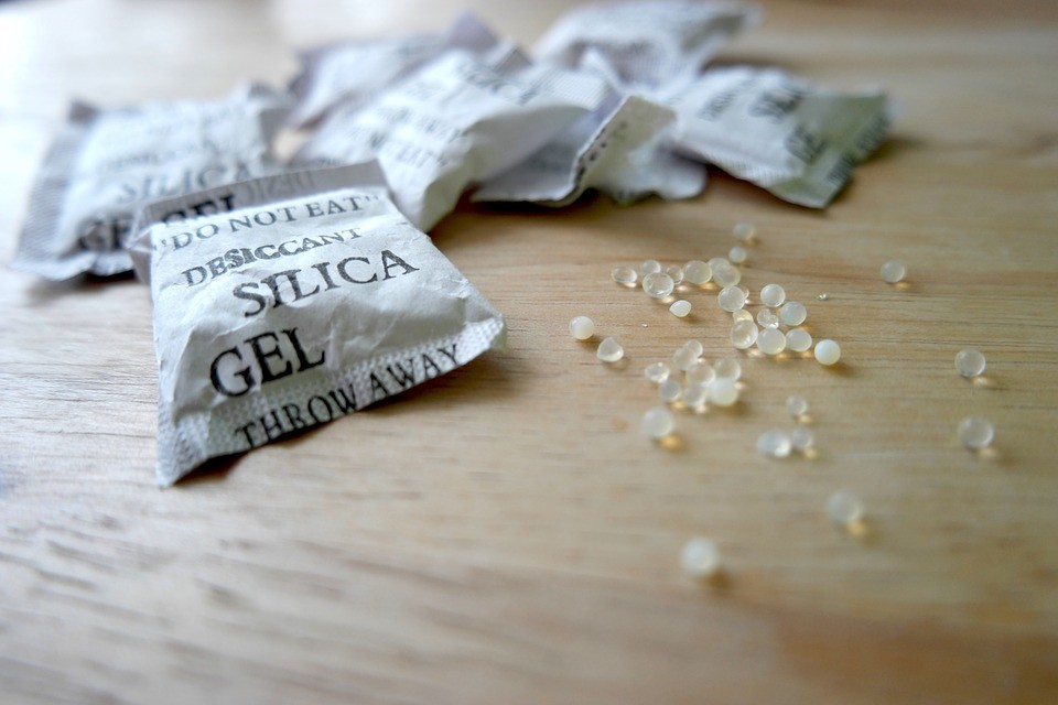 silica gel packets and moisture