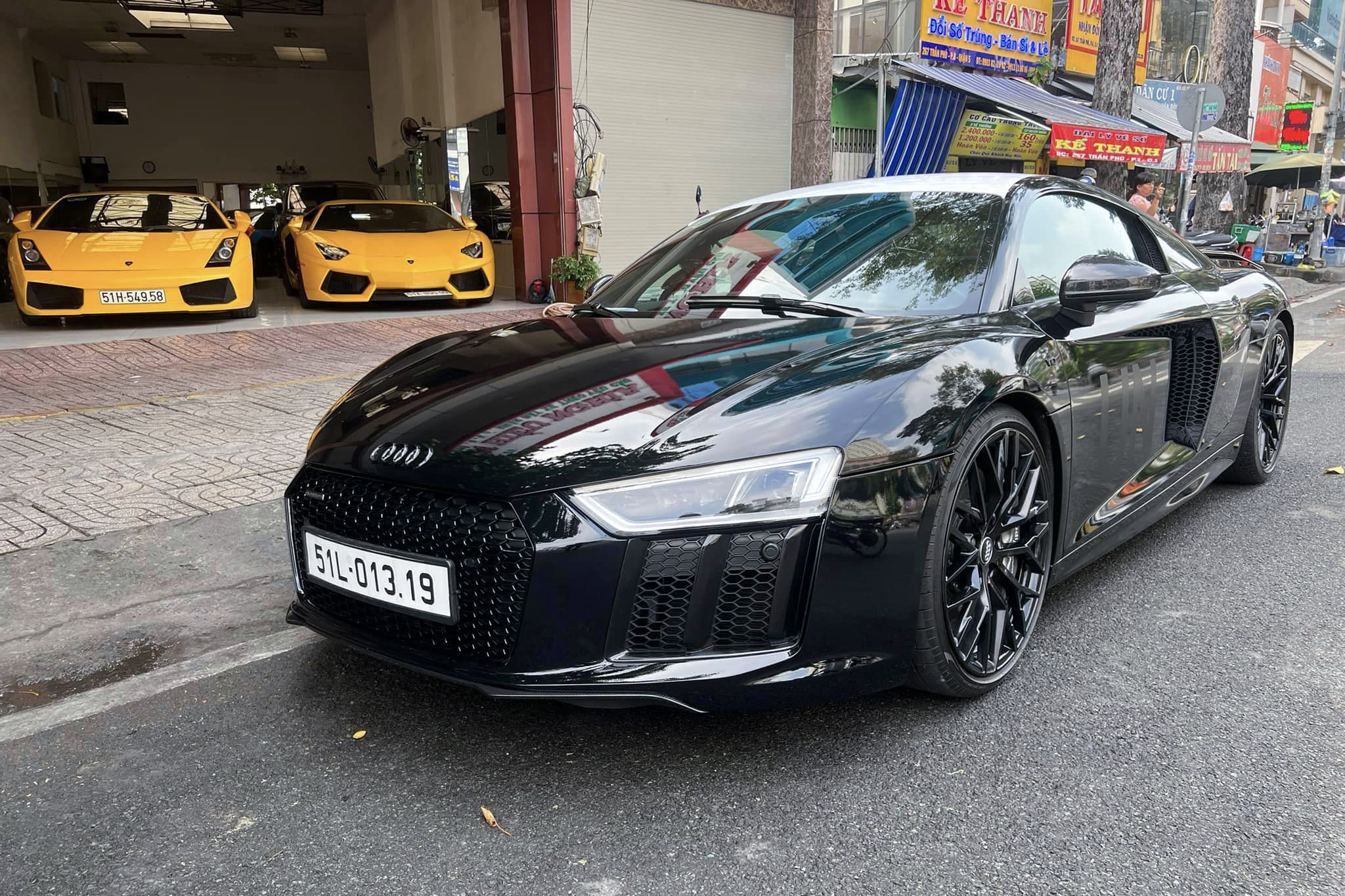 audi r8 on karachi roads