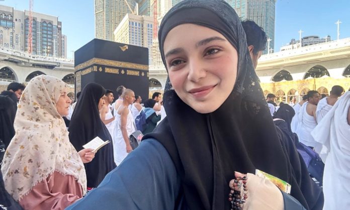 Aima Baig Umrah