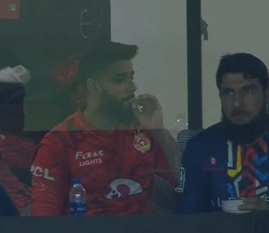 cricket-fans-imad-wasim-smoking-during-psl-9-final