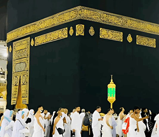 Pakistani Support Staff Guide Indian Pilgrims at Haram Sharif