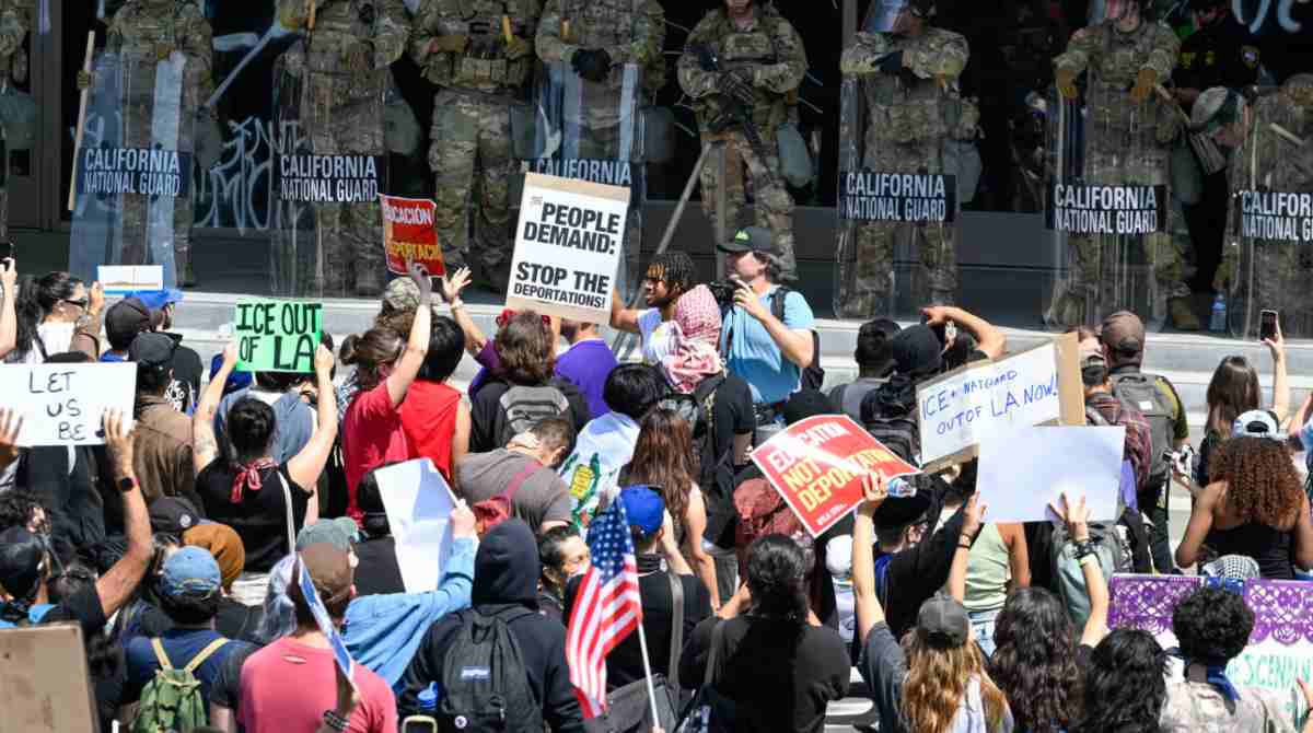 thousand-of-anti-ice-protestors-gather-outside-the-federal-building-during-la-protests