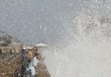 high-tidal-waves-flood-karachis-coastal-areas