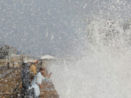 high-tidal-waves-flood-karachis-coastal-areas