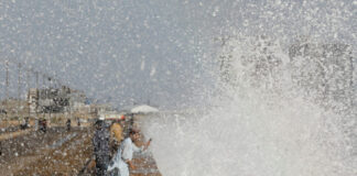 high-tidal-waves-flood-karachis-coastal-areas
