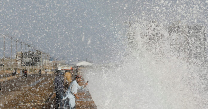 high-tidal-waves-flood-karachis-coastal-areas