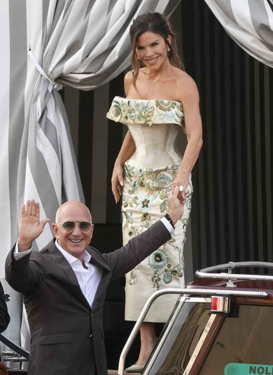 Jeff-Bezos-and-Lauren-Sanchez-are-seen-leaving-the-Aman-Hotel-in-Venice