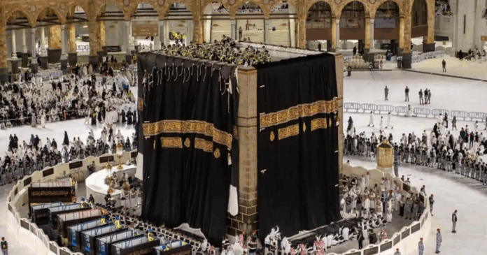 kaaba-is-replaced-with-kiswa-as-new-islamic-year-begins