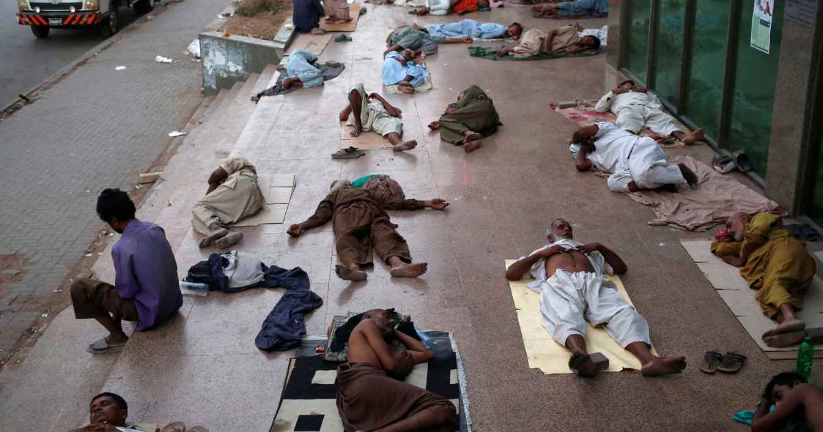 residents-sleep-on-the-pavement-in-Karachi-to-escape-the-heat-and-frequent-power-outages