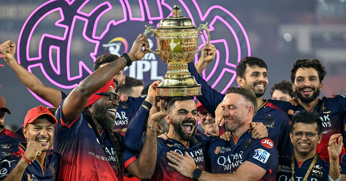 virat-kohli-rcb-lift-the-ipl-trophy