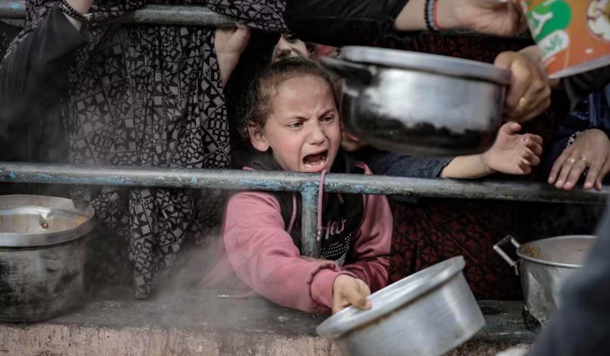 palestinian-children-in- -rafah-wait-in-line