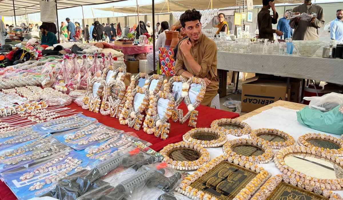 decoration-at-sunday-bazaar