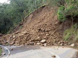 thousands-stranded-as-landslides-block-karakoram-highway