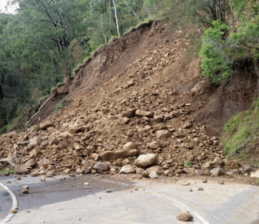 thousands-stranded-as-landslides-block-karakoram-highway