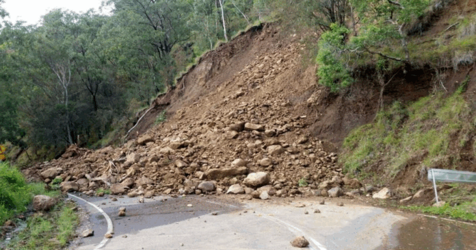 thousands-stranded-as-landslides-block-karakoram-highway