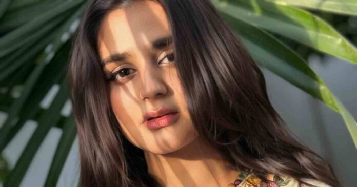 is-that-really-her-hira-manis-barefaced-look-shocks-fans