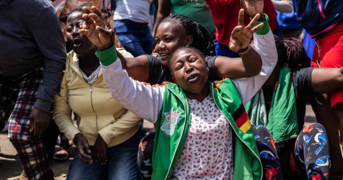 people-react-in-the-kibera-neighborhood-of-nairobi-kenya-to-the-death-of-kenya-former-pm