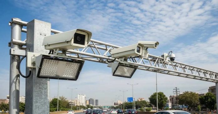 Karachi e-challan lane violation, Shara-e-Faisal, Karachi Traffic Police, E-Challan, TRACS, Lane Discipline, Smart Cities Pakistan, Digital Traffic Fines