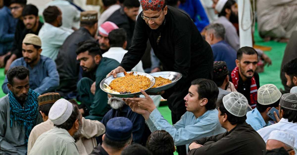 Pakistan economy, middle class inflation, salaried class crisis, cost of living Pakistan, urban household budget, utility bills Pakistan, Safed Posh financial crisis, white-collar debt trap, stagnant corporate salaries, fuel price hikes 2026, purchasing power erosion.