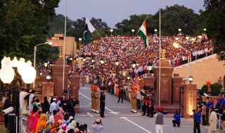 International_border_at_Wagah_-_evening_flag_lowering_ceremony