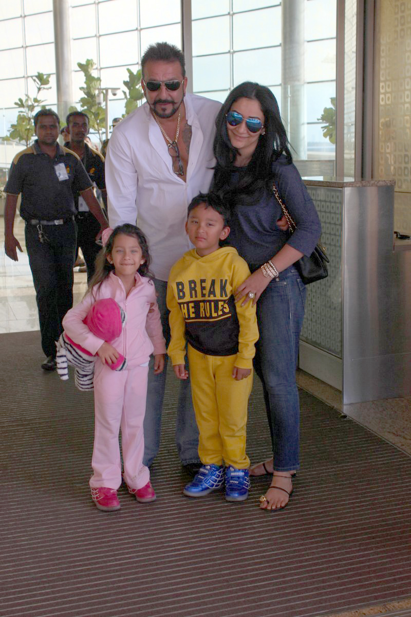 sanjay-dutt-manyata-with-kids-shahraan-and-iqra