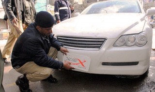 police-remove-number-plate