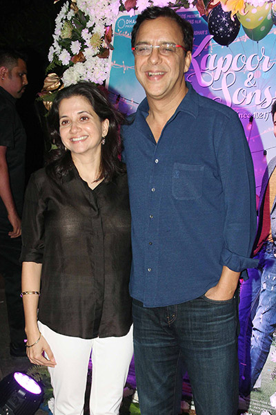 vidhu-vinod-chopra-and-anupama-chopra-during-success-party-of-kapoor-sons